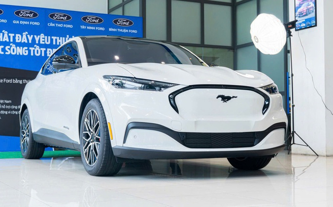 đầu xe Ford Mustang Mach-E